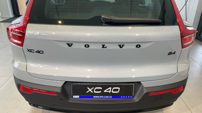 Volvo XC40 PLUS BLACK EDITION, B4 FWD, 145+10 kW / 197+14 HP na operativní leasing