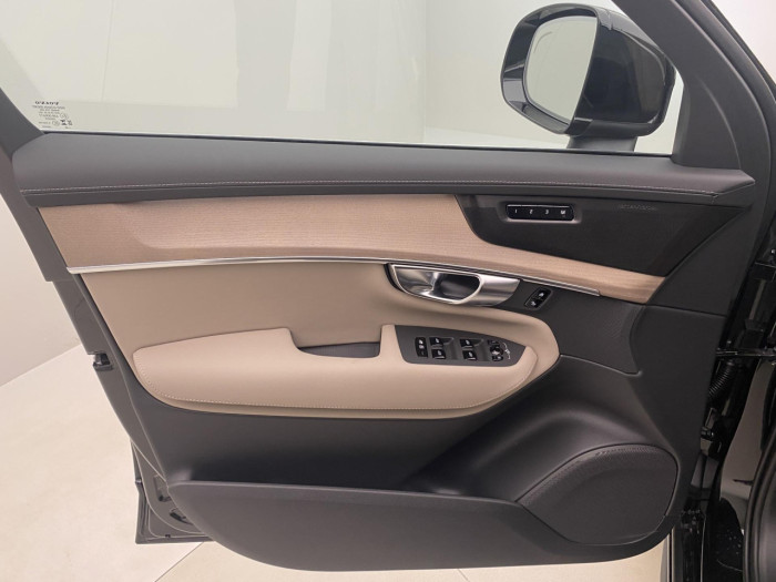 Volvo XC90 T8 AWD Plug-in BRIGHT PLUS 7m na operativní leasing