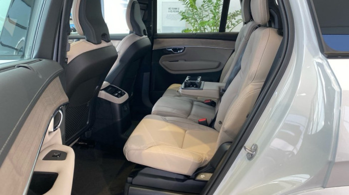 Volvo XC90 ULTRA DARK, T8 AWD, 228+107 kW / 310+145 HP na operativní leasing