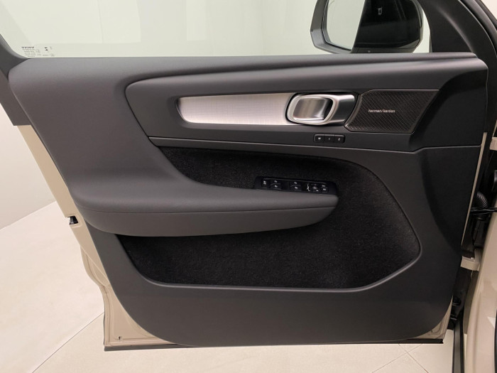 Volvo XC40 B3 AUT DARK PLUS na operativní leasing