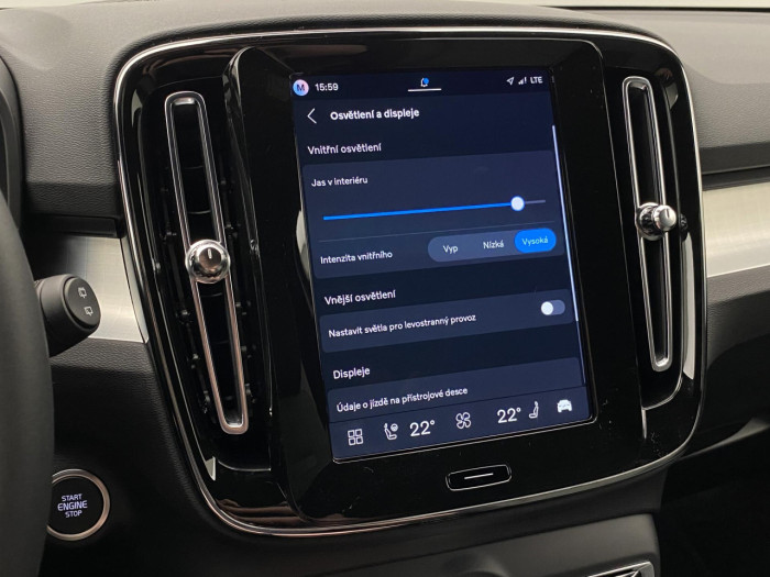Volvo XC40 B4 AUT DARK PLUS na operativní leasing