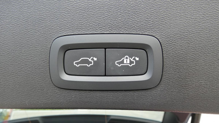 Volvo XC40 B4 AWD mHEV Plus Dark aut. na operativní leasing