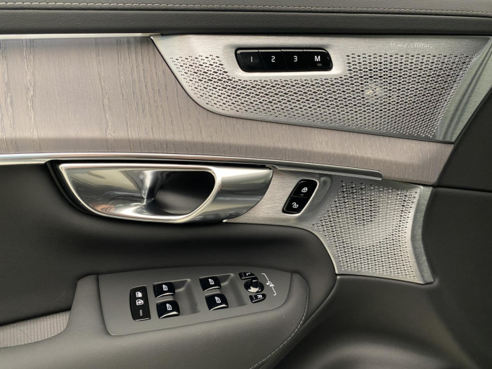 Volvo XC90 T8 AWD Plug-in DARK PLUS 7m na operativní leasing