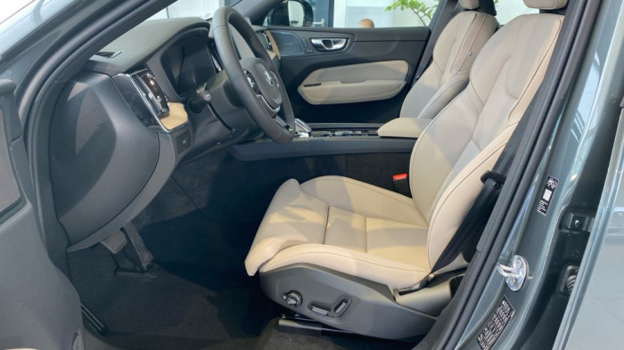 Volvo XC60 PLUS BRIGHT, B5 AWD, 184+10 kW / 250+14 HP na operativní leasing