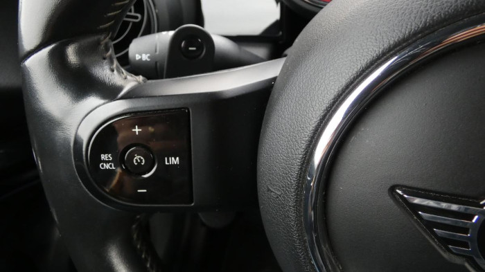 Volvo XC40 B3 PLUS DARK DCT na operativní leasing