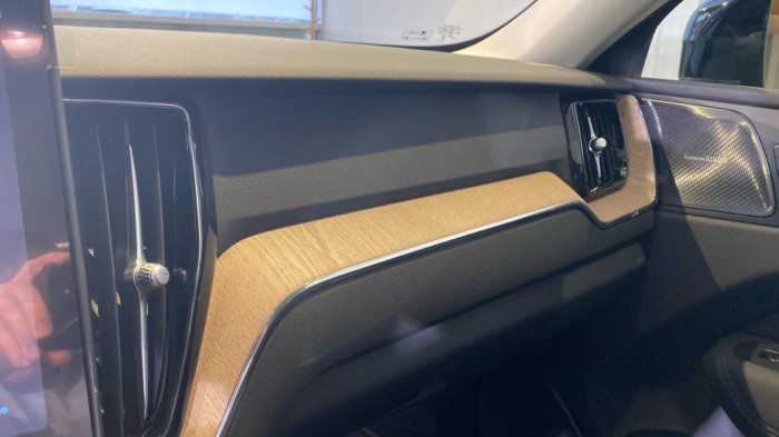 Volvo XC60 PLUS DARK, B5 AWD, 184+10 kW / 250+14 HP na operativní leasing