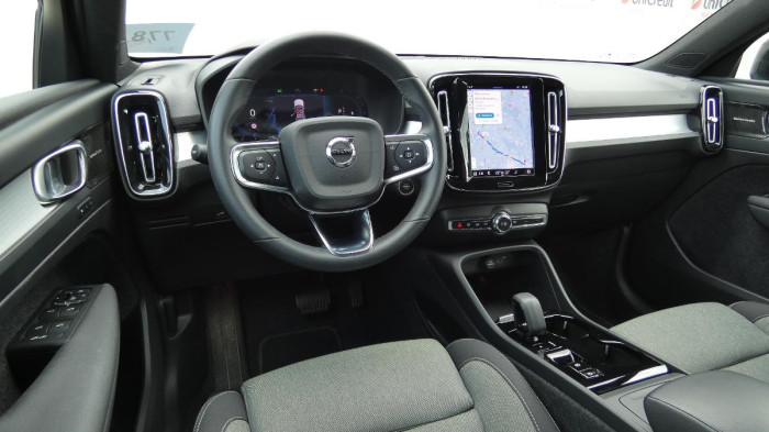 Volvo XC40 B4 AWD mHEV Plus Dark aut. na operativní leasing