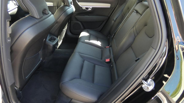 Volvo V90 B4 mHEV AWD aut. Momentum Pro na operativní leasing