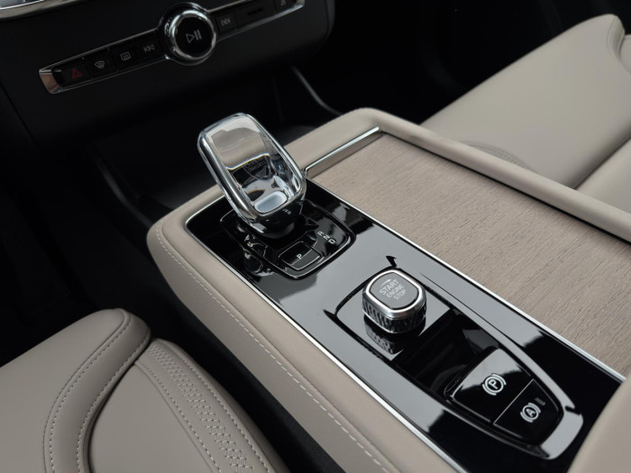 Volvo XC90 T8 AWD Plug-in ULTRA DARK 7m na operativní leasing