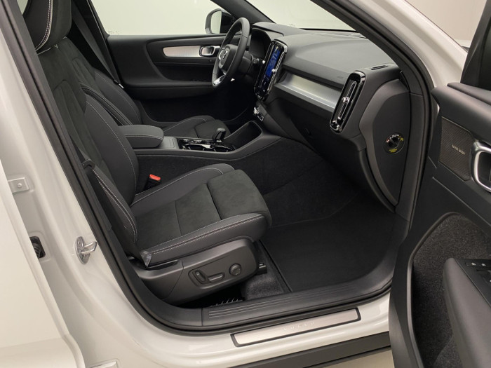 Volvo XC40 B3 AUT DARK PLUS na operativní leasing