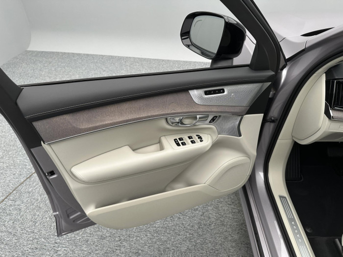 Volvo XC90 B5 AWD AUT DARK ULTRA 7 míst na operativní leasing