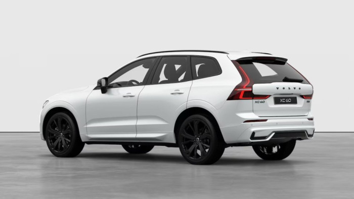 Volvo XC60 PLUS BLACK EDITION, B5 AWD, 184+10 kW / 250+14 HP na operativní leasing