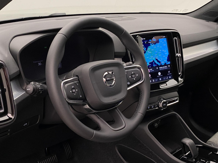 Volvo XC40 B3 AUT DARK PLUS na operativní leasing