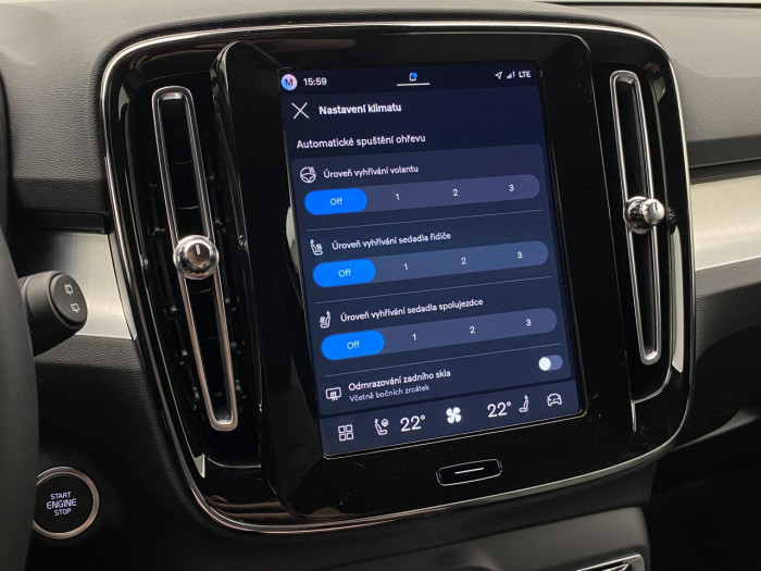Volvo XC40 B4 AUT DARK PLUS na operativní leasing