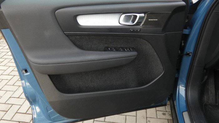 Volvo XC40 B3 PLUS DARK na operativní leasing