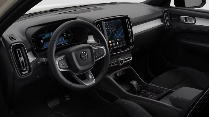 Volvo XC40 B3 AUT DARK PLUS na operativní leasing