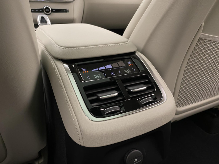 Volvo XC90 T8 AWD Plug-in DARK ULTRA na operativní leasing