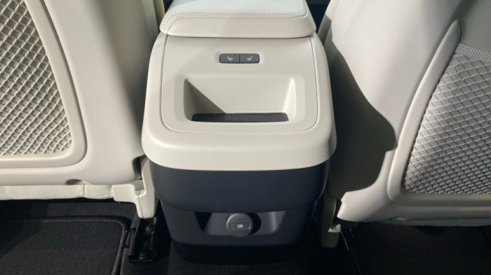 Volvo XC60 PLUS BRIGHT, B5 AWD, 184+10 kW / 250+14 HP na operativní leasing