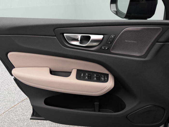 Volvo XC60 B5 AWD AUT DARK PLUS na operativní leasing