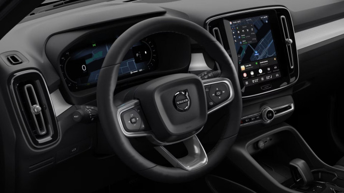 Volvo XC40 B3 AUT DARK PLUS na operativní leasing