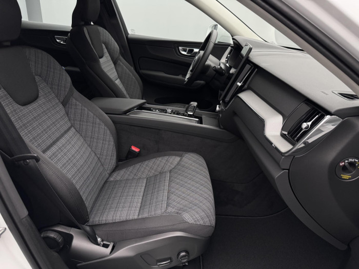 Volvo XC60 B5 AWD AUT ESSENTIAL na operativní leasing