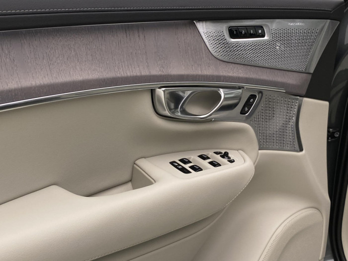 Volvo XC90 T8 AWD Plug-in DARK ULTRA na operativní leasing