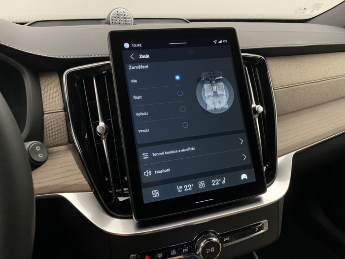 Volvo XC90 T8 AWD Plug-in DARK PLUS 7m na operativní leasing