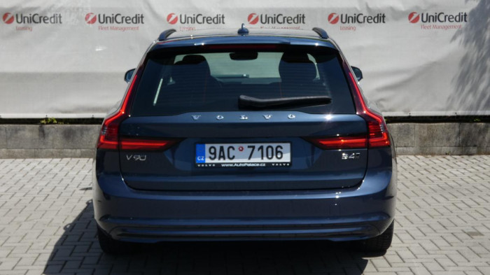 Volvo V90 B4 mHEV AWD aut. Momentum Pro na operativní leasing