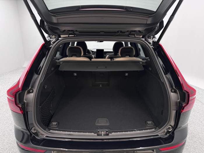 Volvo XC60 B5 AWD AUT DARK PLUS na operativní leasing