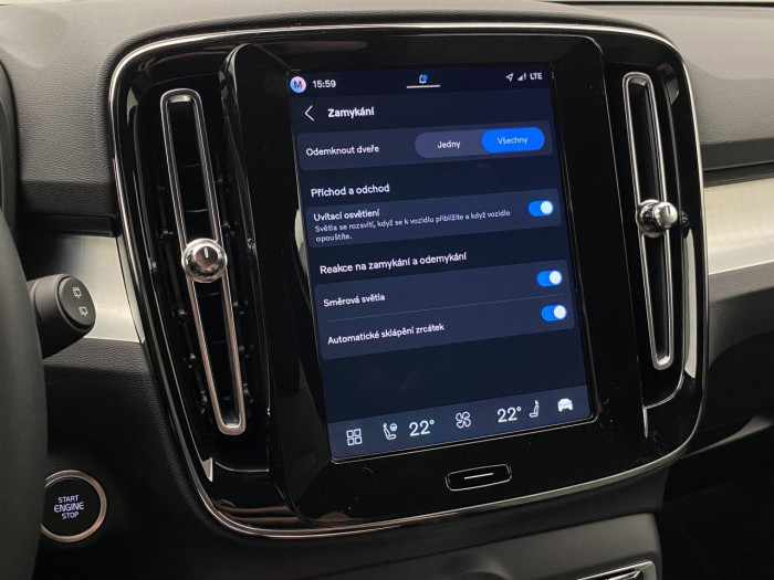 Volvo XC40 B4 AUT DARK PLUS na operativní leasing