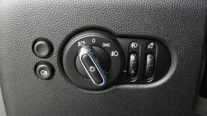 Volvo XC40 B3 PLUS DARK DCT na operativní leasing