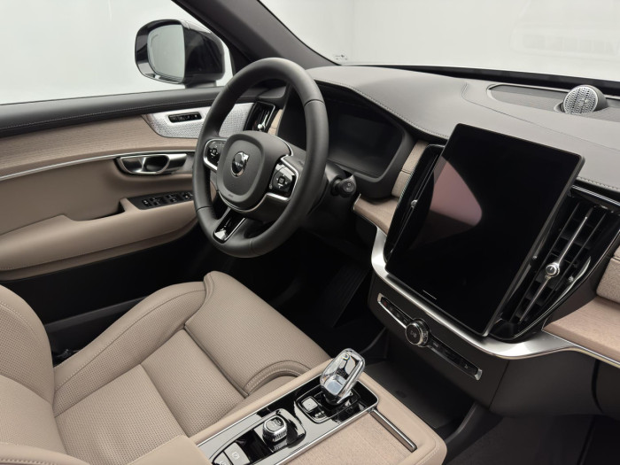 Volvo XC90 T8 AWD Plug-in DARK PLUS 7m na operativní leasing