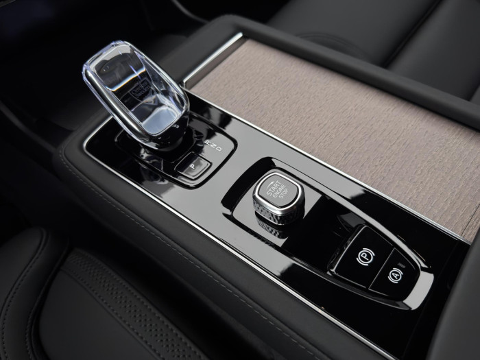 Volvo XC90 T8 AWD Plug-in BRIGHT PLUS 7m na operativní leasing