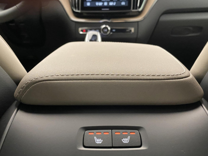 Volvo XC60 B5 AWD AUT DARK PLUS na operativní leasing
