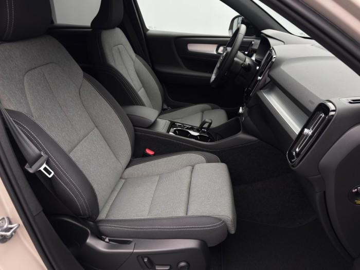 Volvo XC40 B3 AUT DARK PLUS na operativní leasing