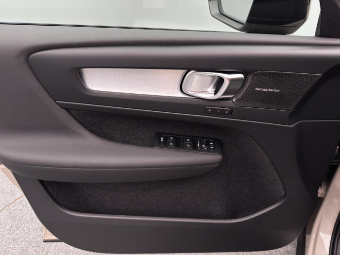 Volvo XC40 B3 AUT DARK PLUS na operativní leasing