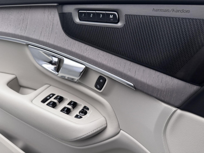 Volvo XC90 T8 AWD RECHARGE BRIGHT PLUS 7m na operativní leasing