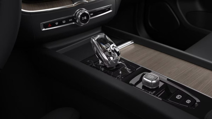 Volvo XC60 PLUS BRIGHT, B5 AWD, 184+10 kW / 250+14 HP na operativní leasing