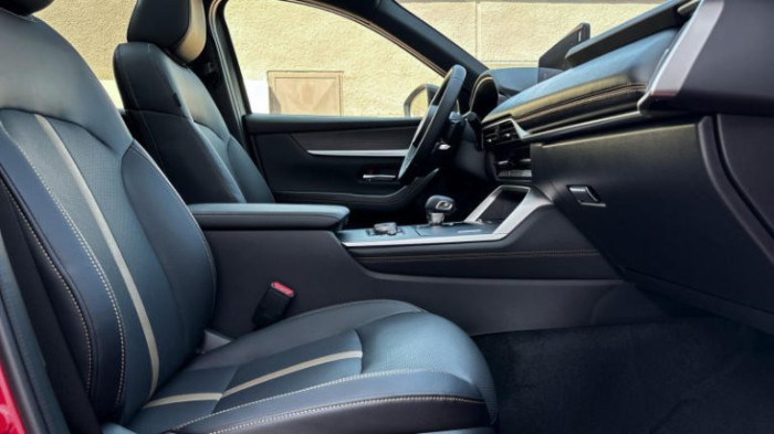 MAZDA CX-60 2.5 PHEV HOMURA PLUS – VÝKON, KTERÝ NEPLATÍTE NA KAŽDÉ TANKOVÁNÍ na operativní leasing