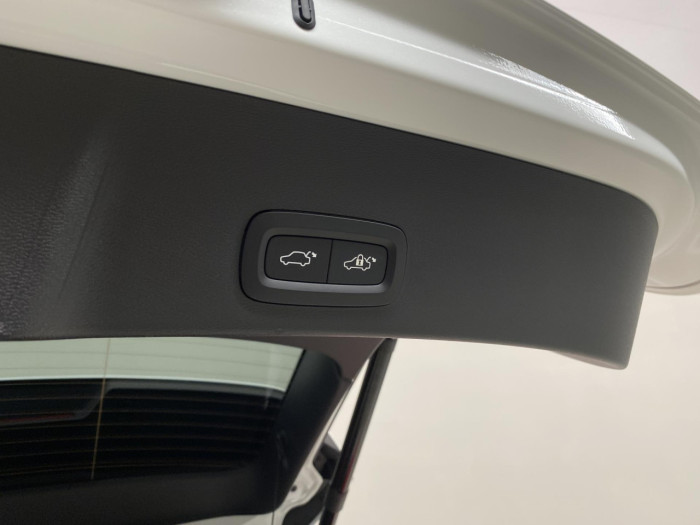 Volvo XC40 B4 AUT DARK PLUS na operativní leasing