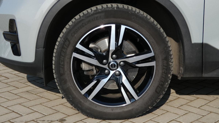 Volvo XC40 B3 PLUS DARK na operativní leasing