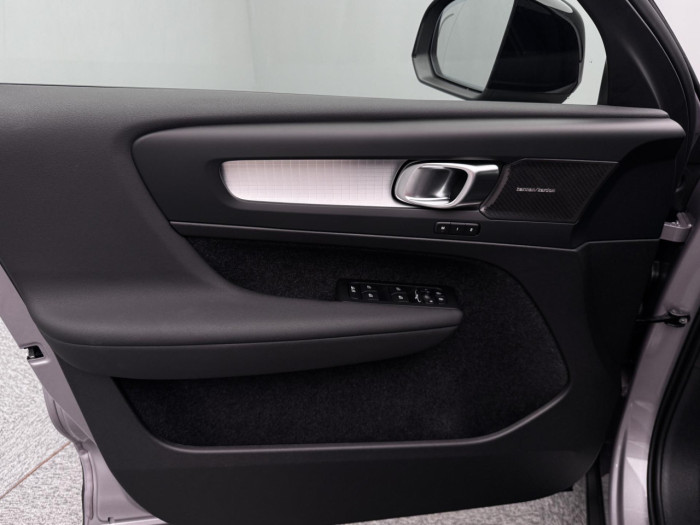 Volvo XC40 B3 AUT DARK PLUS na operativní leasing