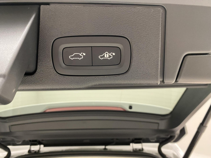 Volvo XC60 B5 AWD AUT DARK PLUS na operativní leasing