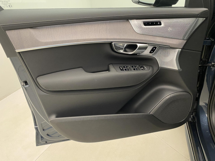 Volvo XC90 T8 AWD Plug-in DARK PLUS 7m na operativní leasing