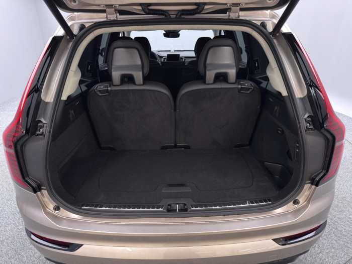 Volvo XC90 T8 AWD Plug-in ULTRA DARK 7m na operativní leasing