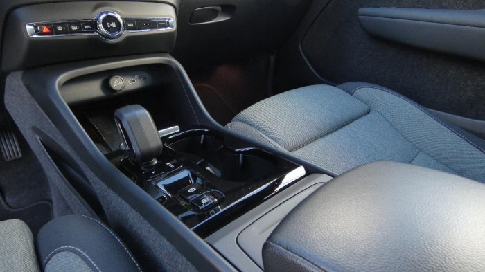 Volvo XC40 B3 PLUS DARK DCT na operativní leasing