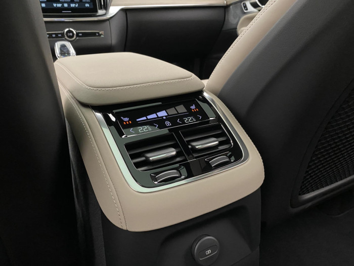 Volvo XC90 T8 AWD Plug-in BRIGHT ULTRA na operativní leasing
