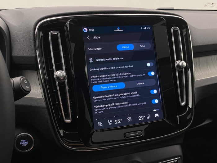 Volvo XC40 B4 AUT DARK PLUS na operativní leasing