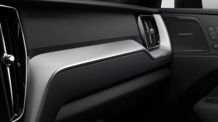 Volvo XC60 B5 AWD AUT PLUS BLACK EDITION na operativní leasing