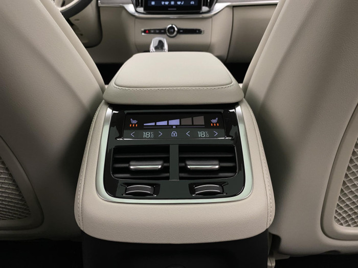 Volvo XC90 T8 AWD Plug-in DARK ULTRA na operativní leasing